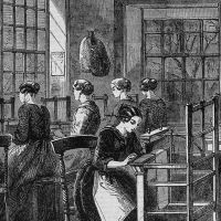 Une gravure montrant des femmes fabriquant des morceaux de tissu dans un atelier.